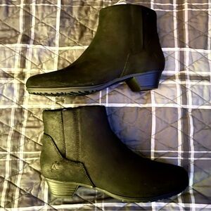 ABEO Melanie Black Oiled Leather Short Side Zip Boots. NWOB Sz 6.5 Ret $170